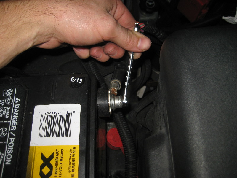 20002006GMChevroletTahoe12VoltCarBatteryReplacementGuide024
