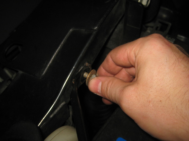 2000-2006-GM-Chevrolet-Tahoe-12-Volt-Car-Battery-Replacement-Guide-027