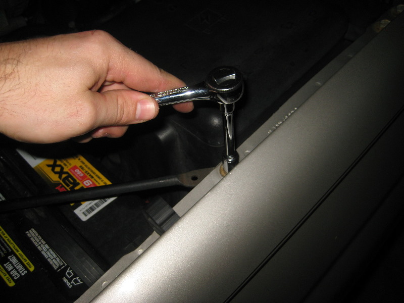 2000-2006-GM-Chevrolet-Tahoe-12-Volt-Car-Battery-Replacement-Guide-028