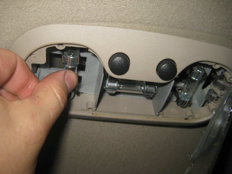 2000-2006-GM-Chevrolet-Tahoe-Cargo-Area-Light-Bulbs-Replacement-Guide-007