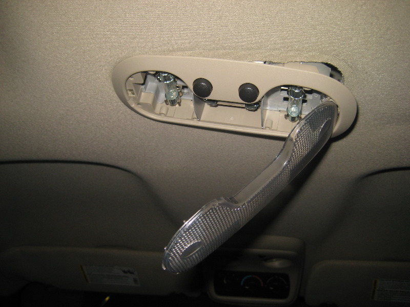 2000-2006-GM-Chevrolet-Tahoe-Dome-Light-Bulbs-Replacement-Guide-004