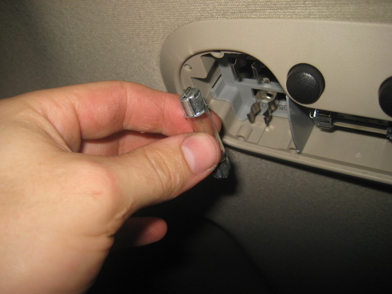 2000-2006-GM-Chevrolet-Tahoe-Dome-Light-Bulbs-Replacement-Guide-005