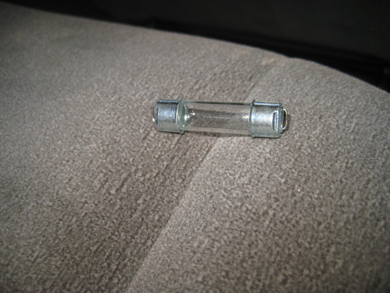 2000-2006-GM-Chevrolet-Tahoe-Dome-Light-Bulbs-Replacement-Guide-006