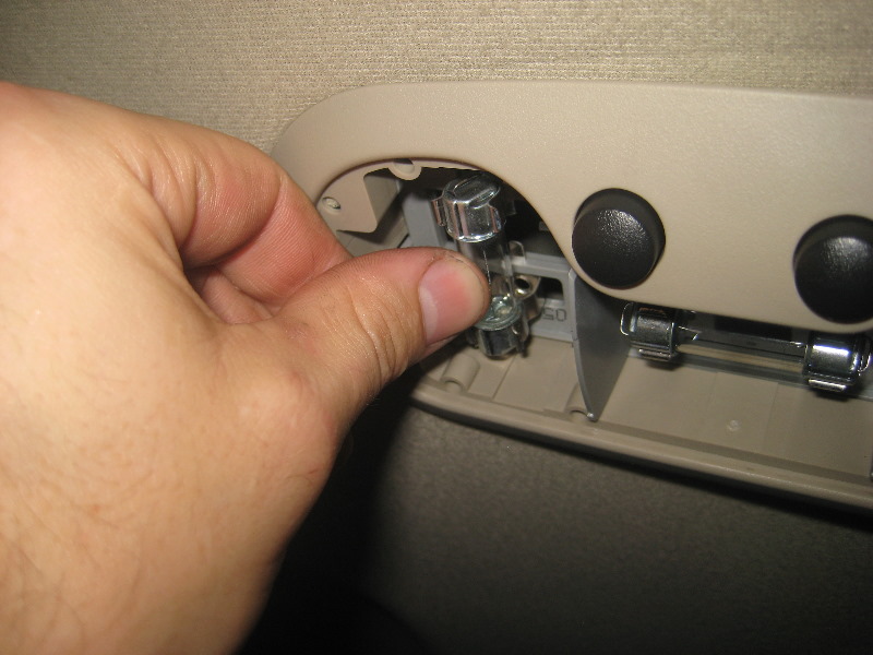 2000-2006-GM-Chevrolet-Tahoe-Dome-Light-Bulbs-Replacement-Guide-007