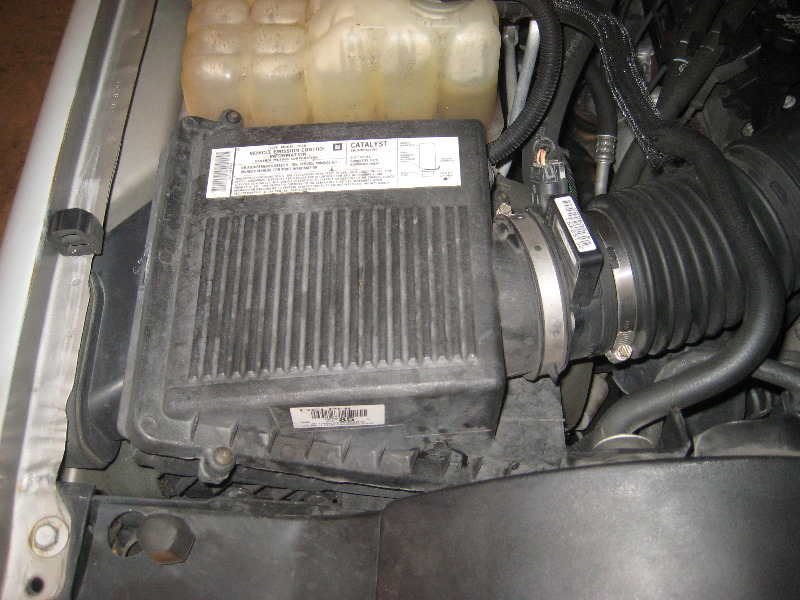 2000-2006-GM-Chevrolet-Tahoe-Engine-Air-Filter-Replacement-Guide-001