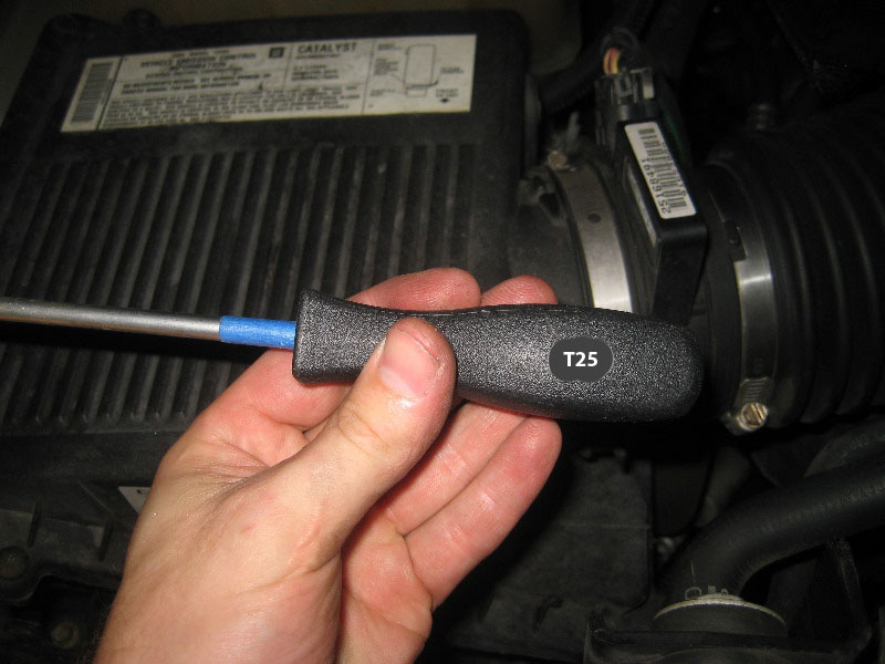 2000-2006-GM-Chevrolet-Tahoe-Engine-Air-Filter-Replacement-Guide-002