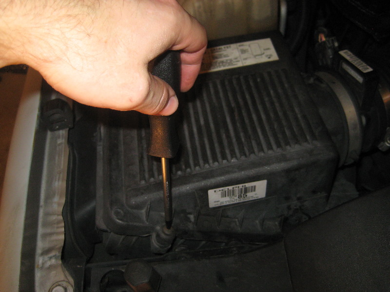 2000-2006-GM-Chevrolet-Tahoe-Engine-Air-Filter-Replacement-Guide-005