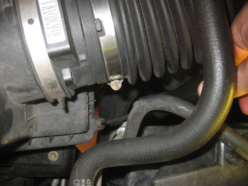 2000-2006-GM-Chevrolet-Tahoe-Engine-Air-Filter-Replacement-Guide-006