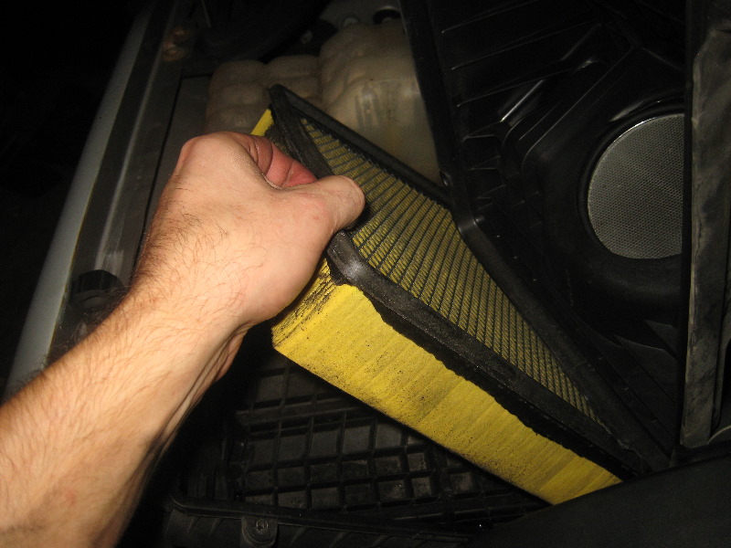 2000-2006-GM-Chevrolet-Tahoe-Engine-Air-Filter-Replacement-Guide-009
