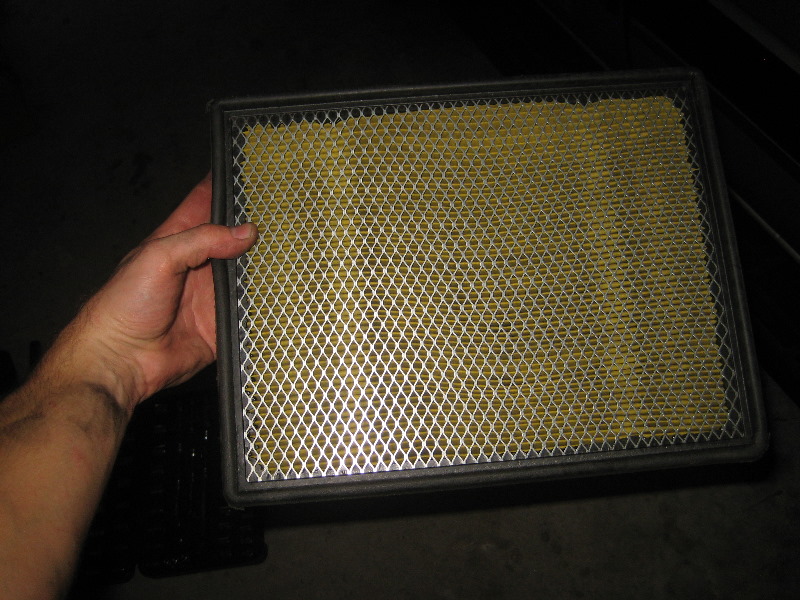 2000-2006-GM-Chevrolet-Tahoe-Engine-Air-Filter-Replacement-Guide-011