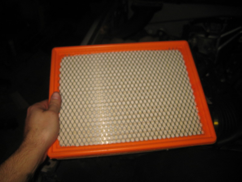 2000-2006-GM-Chevrolet-Tahoe-Engine-Air-Filter-Replacement-Guide-013