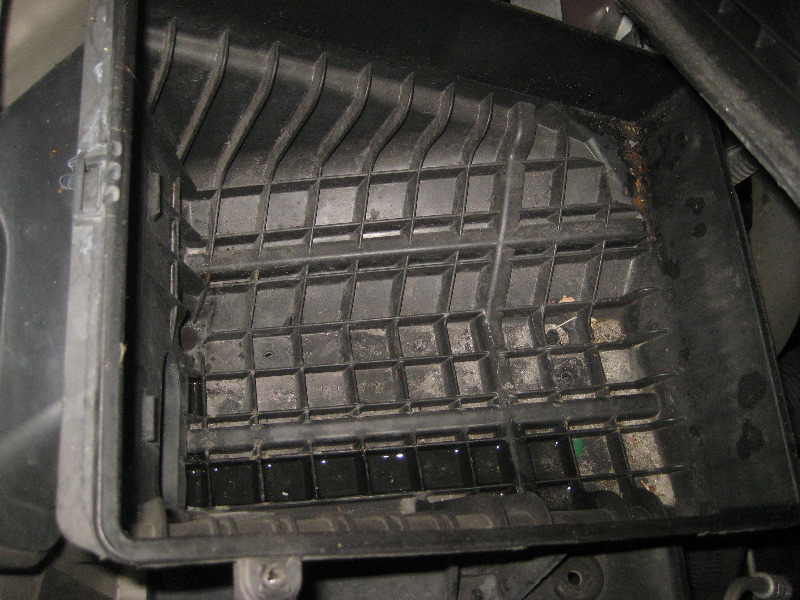 2000-2006-GM-Chevrolet-Tahoe-Engine-Air-Filter-Replacement-Guide-014