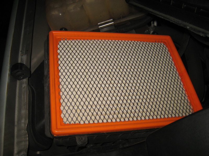 2000-2006-GM-Chevrolet-Tahoe-Engine-Air-Filter-Replacement-Guide-015