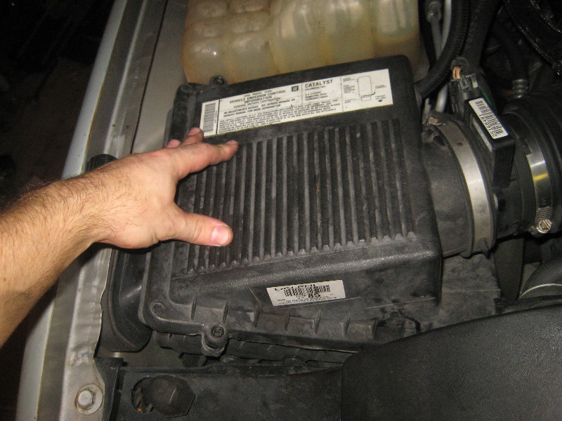 2000-2006-GM-Chevrolet-Tahoe-Engine-Air-Filter-Replacement-Guide-016
