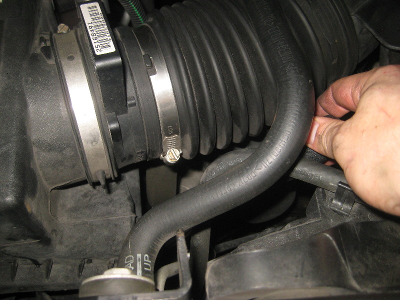 2000-2006-GM-Chevrolet-Tahoe-Engine-Air-Filter-Replacement-Guide-018