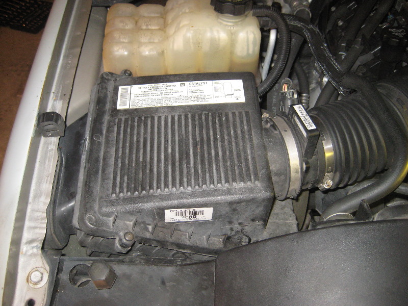 2000-2006-GM-Chevrolet-Tahoe-Engine-Air-Filter-Replacement-Guide-021