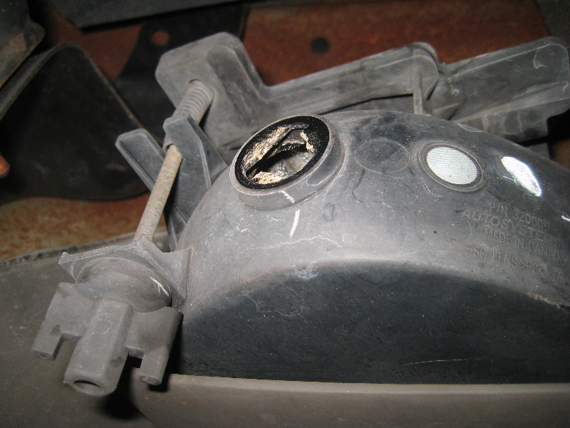 2000-2006-GM-Chevrolet-Tahoe-Fog-Light-Bulbs-Replacement-Guide-005