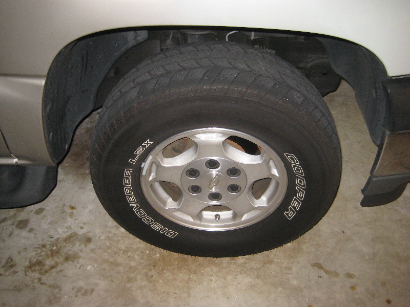 2000-2006-GM-Chevrolet-Tahoe-Front-Brake-Pads-Rotors-Replacement-Guide-001