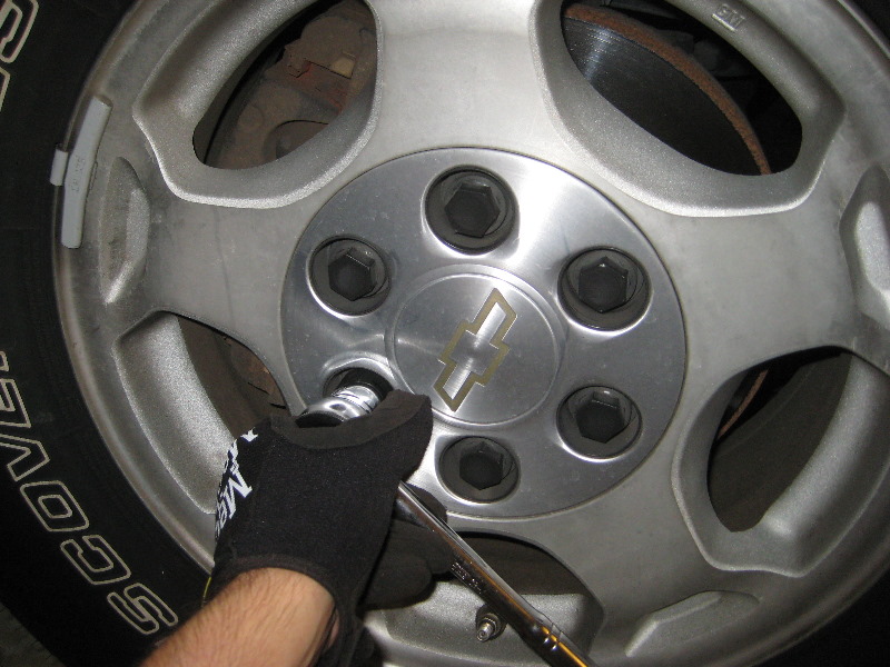 2000-2006-GM-Chevrolet-Tahoe-Front-Brake-Pads-Rotors-Replacement-Guide-002