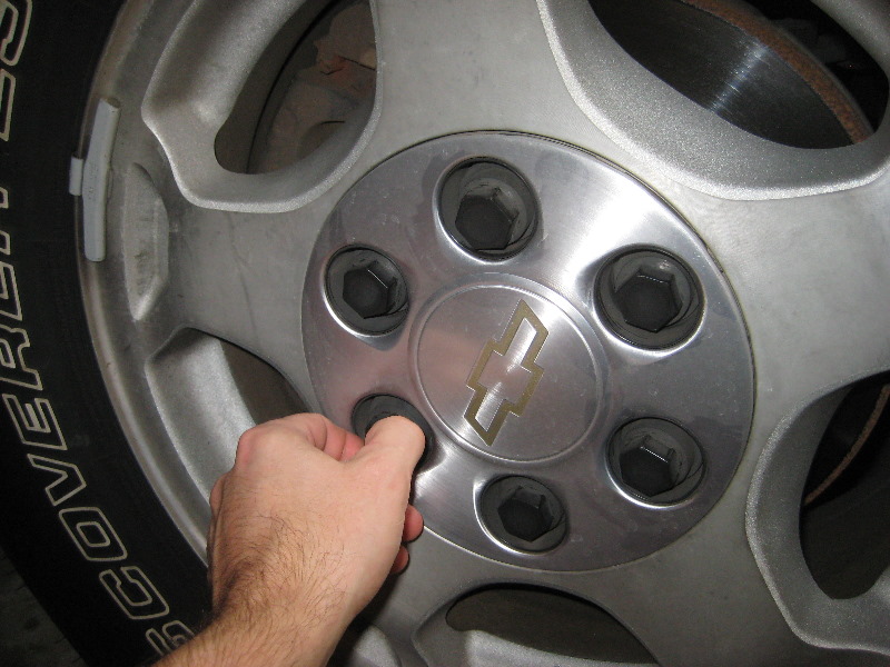 2000-2006-GM-Chevrolet-Tahoe-Front-Brake-Pads-Rotors-Replacement-Guide-003