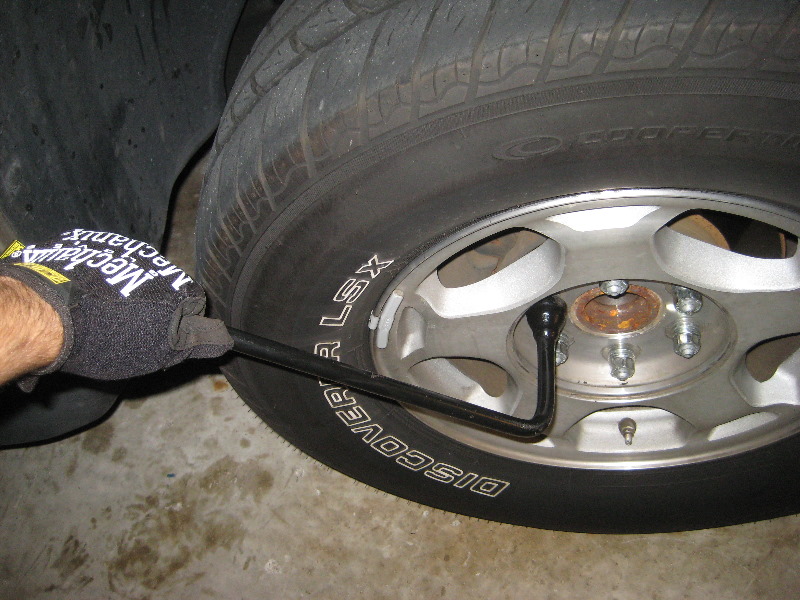 2000-2006-GM-Chevrolet-Tahoe-Front-Brake-Pads-Rotors-Replacement-Guide-005