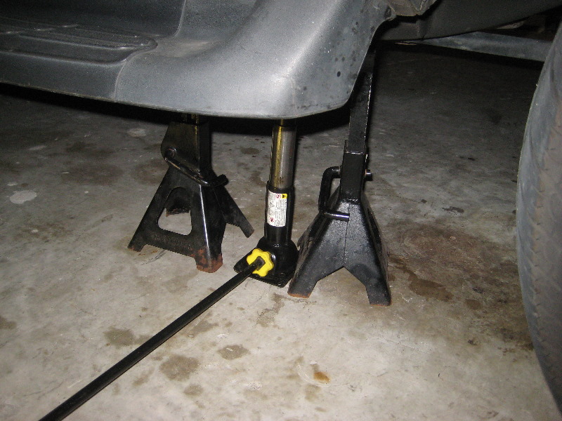 2000-2006-GM-Chevrolet-Tahoe-Front-Brake-Pads-Rotors-Replacement-Guide-006