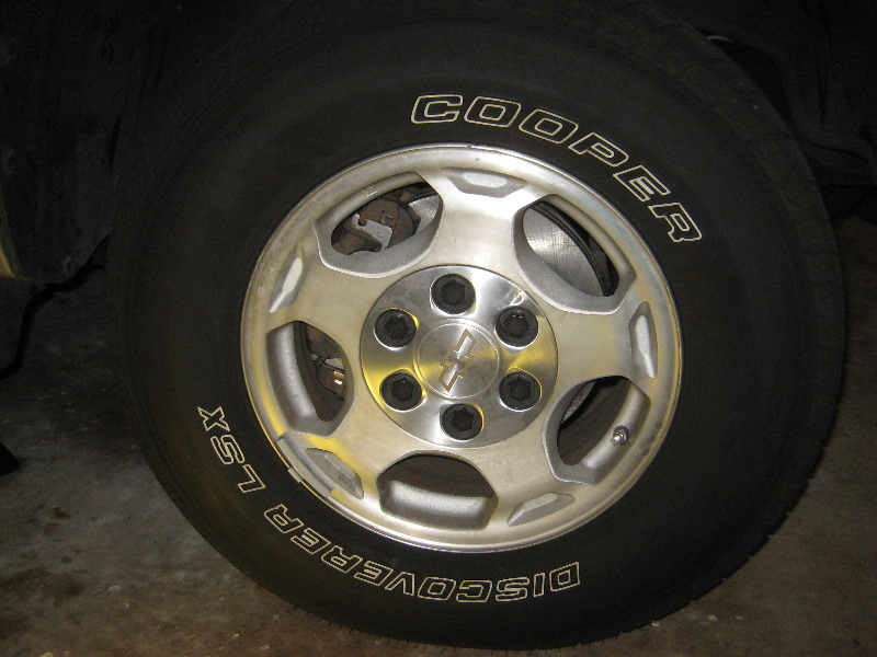 2000-2006-GM-Chevrolet-Tahoe-Front-Brake-Pads-Rotors-Replacement-Guide-066