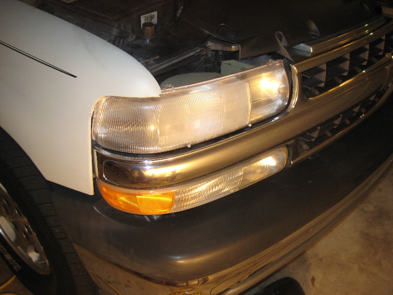 2000-2006-GM-Chevrolet-Tahoe-Headlight-Bulbs-Replacement-Guide-001