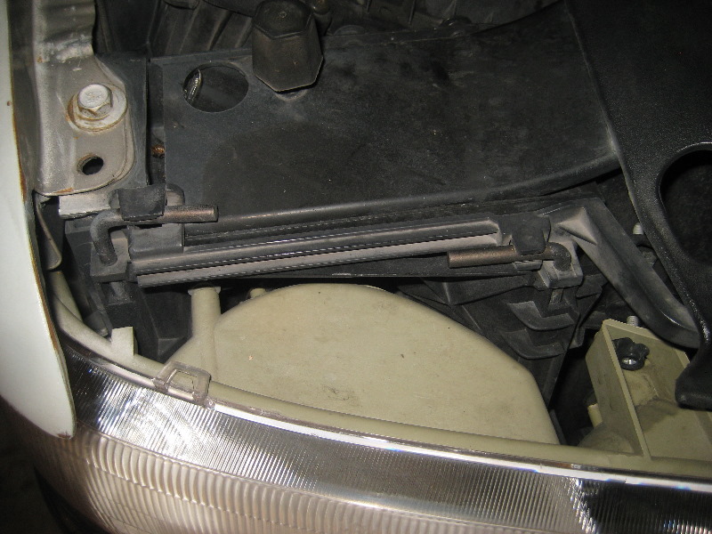 2000-2006-GM-Chevrolet-Tahoe-Headlight-Bulbs-Replacement-Guide-002