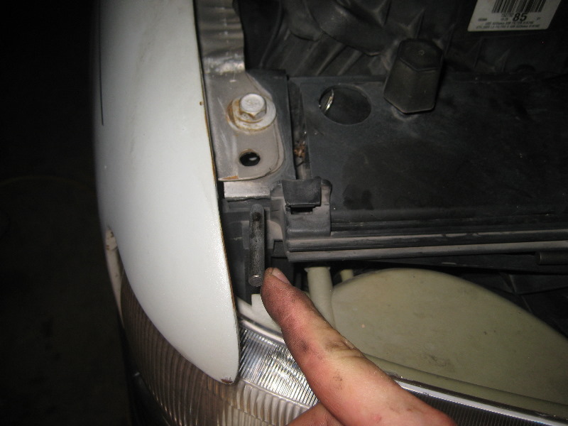 2000-2006-GM-Chevrolet-Tahoe-Headlight-Bulbs-Replacement-Guide-004