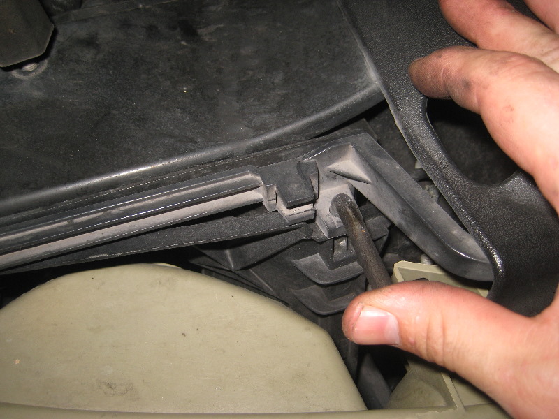 2000-2006-GM-Chevrolet-Tahoe-Headlight-Bulbs-Replacement-Guide-005