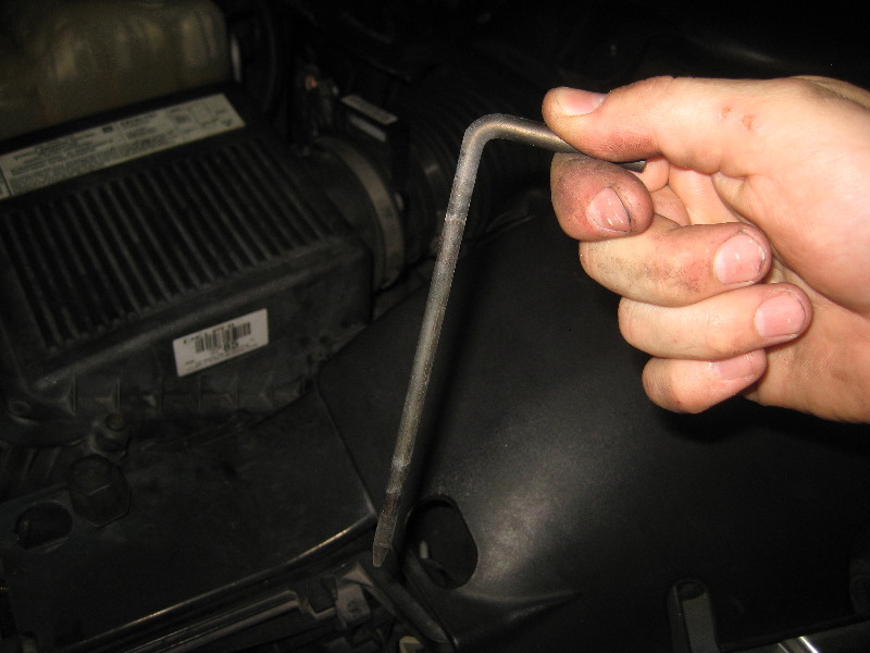 2000-2006-GM-Chevrolet-Tahoe-Headlight-Bulbs-Replacement-Guide-006