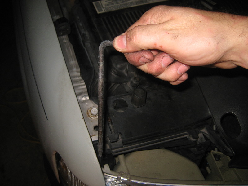 2000-2006-GM-Chevrolet-Tahoe-Headlight-Bulbs-Replacement-Guide-007