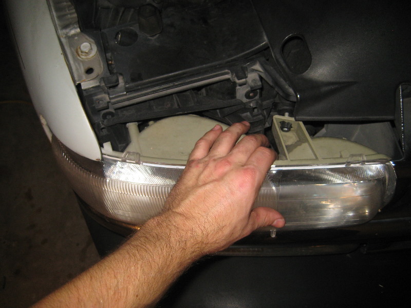 2000-2006-GM-Chevrolet-Tahoe-Headlight-Bulbs-Replacement-Guide-008