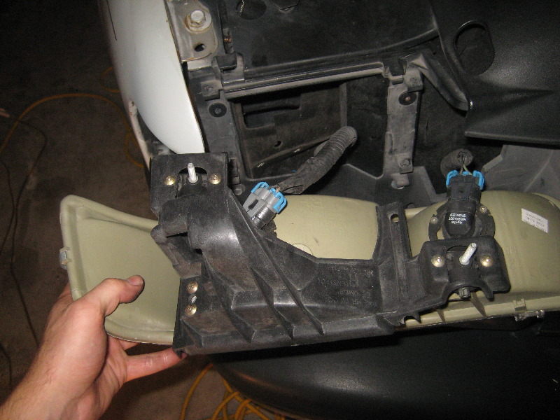 2000-2006-GM-Chevrolet-Tahoe-Headlight-Bulbs-Replacement-Guide-009