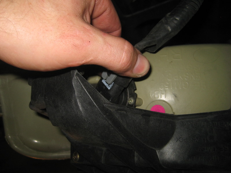 2000-2006-GM-Chevrolet-Tahoe-Headlight-Bulbs-Replacement-Guide-010