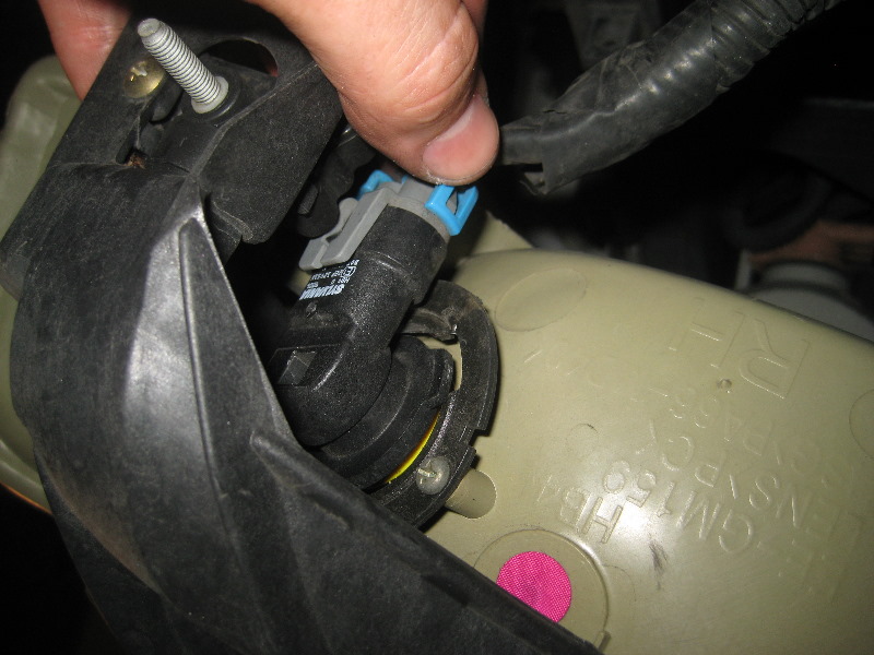 2000-2006-GM-Chevrolet-Tahoe-Headlight-Bulbs-Replacement-Guide-011