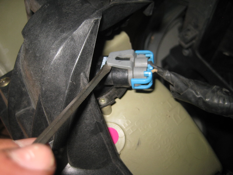 2000-2006-GM-Chevrolet-Tahoe-Headlight-Bulbs-Replacement-Guide-012