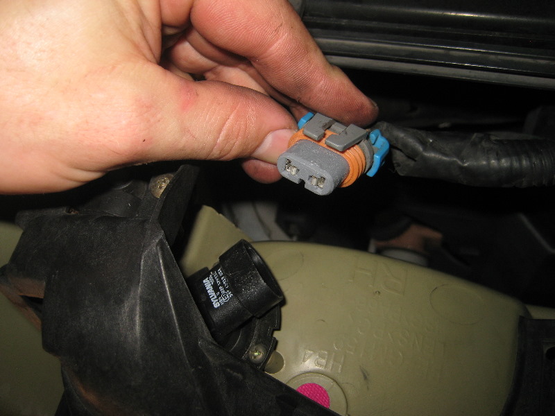 2000-2006-GM-Chevrolet-Tahoe-Headlight-Bulbs-Replacement-Guide-013