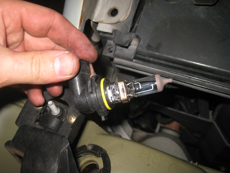 2000-2006-GM-Chevrolet-Tahoe-Headlight-Bulbs-Replacement-Guide-014