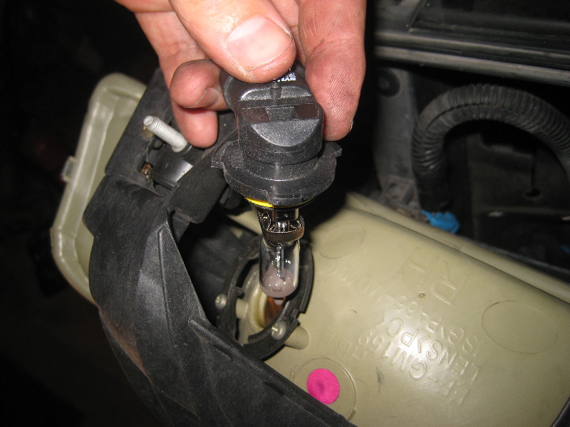 2000-2006-GM-Chevrolet-Tahoe-Headlight-Bulbs-Replacement-Guide-016