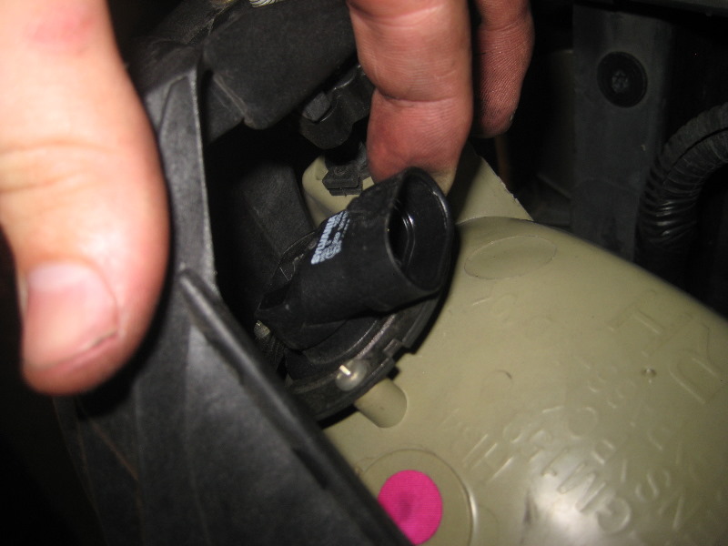 2000-2006-GM-Chevrolet-Tahoe-Headlight-Bulbs-Replacement-Guide-017