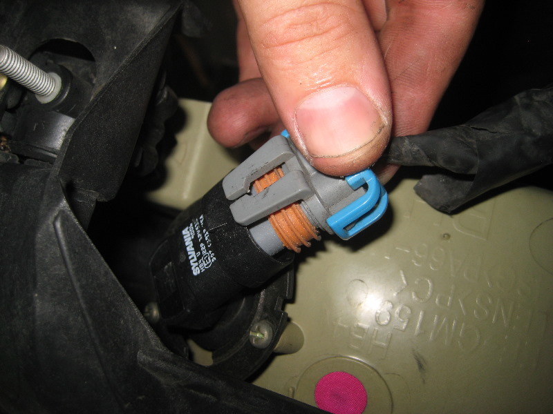 2000-2006-GM-Chevrolet-Tahoe-Headlight-Bulbs-Replacement-Guide-018