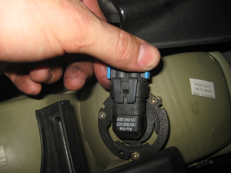 2000-2006-GM-Chevrolet-Tahoe-Headlight-Bulbs-Replacement-Guide-019