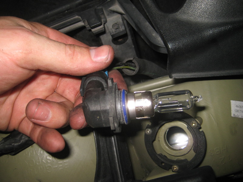 2000-2006-GM-Chevrolet-Tahoe-Headlight-Bulbs-Replacement-Guide-020