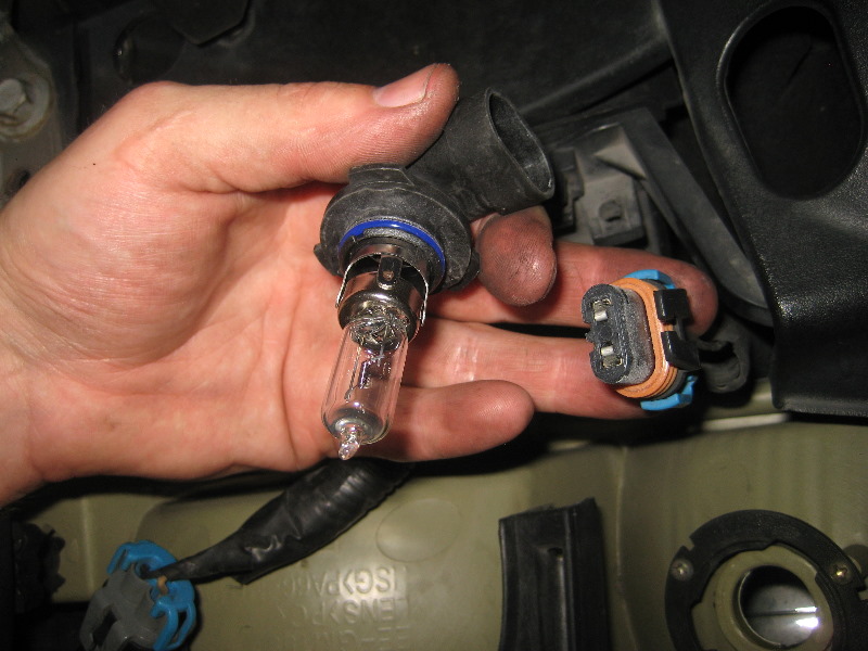 2000-2006-GM-Chevrolet-Tahoe-Headlight-Bulbs-Replacement-Guide-021