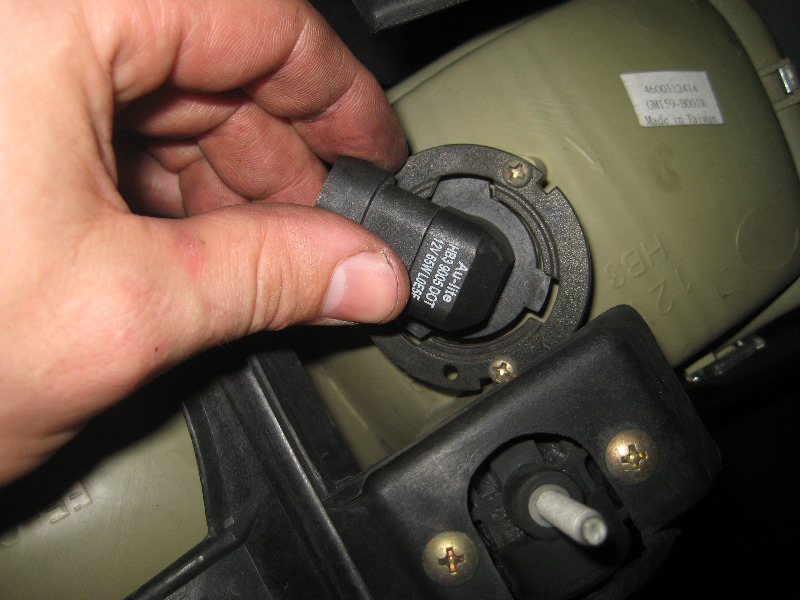 2000-2006-GM-Chevrolet-Tahoe-Headlight-Bulbs-Replacement-Guide-023