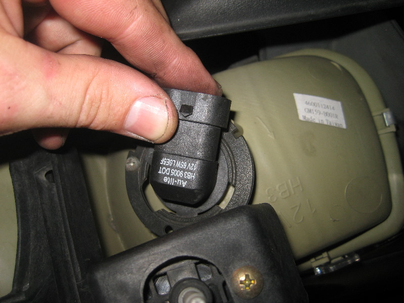 2000-2006-GM-Chevrolet-Tahoe-Headlight-Bulbs-Replacement-Guide-024