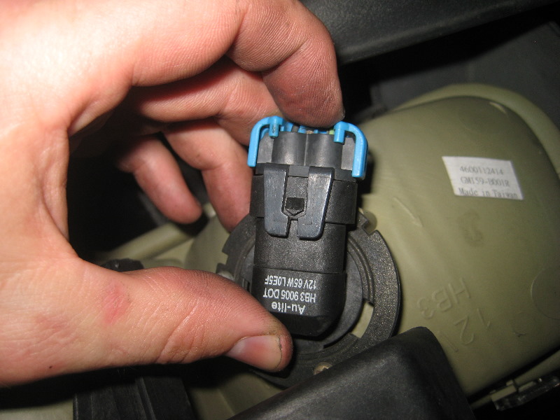 2000-2006-GM-Chevrolet-Tahoe-Headlight-Bulbs-Replacement-Guide-025