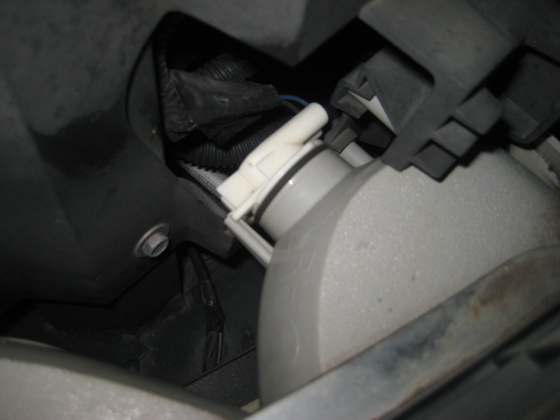 2000-2006-GM-Chevrolet-Tahoe-Headlight-Bulbs-Replacement-Guide-027